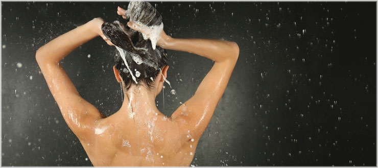 Wenn Sie regelmäßig kalt duschen, straffen Sie Ihre Haut und verfeinern Ihren Teint.