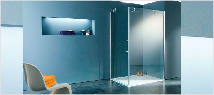 Lotrechte Wände, keinerlei Vorsprünge oder Bordüren und ein Duschbecken, das nach der Wandverkleidung gesetzt wurde – das sind ideale Voraussetzungen für eine Duschkabine im Standardmaß.