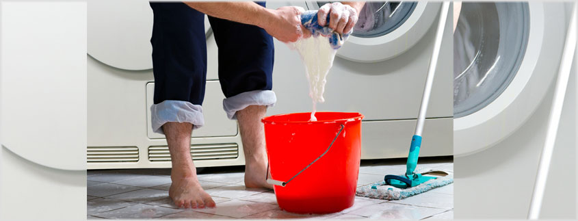 Eine häufige Ursache für Wasserschäden: Undichte Schläuche an der Waschmaschine.