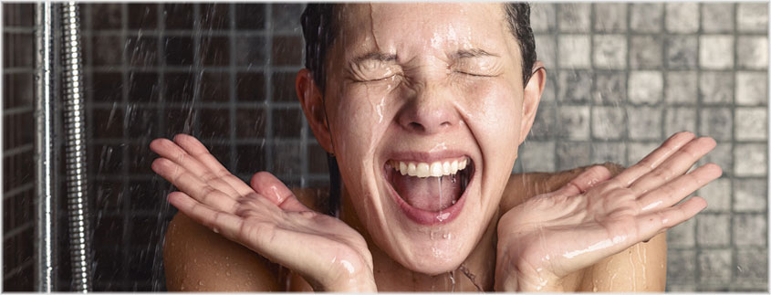 Im Sommer gilt: Lieber lauwarm duschen als sich einem eiskalten Wasserschwall aussetzen.