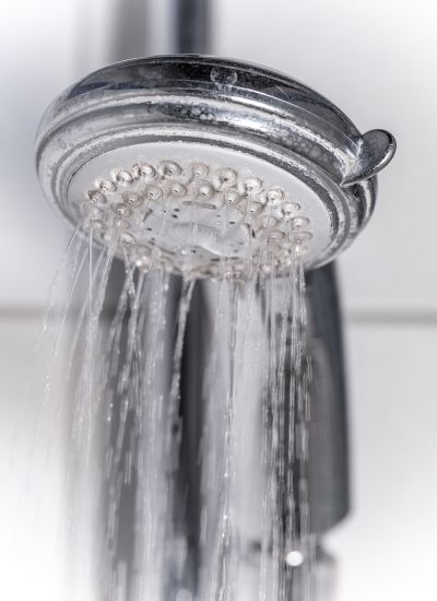 In diesem Beitrag erklären wir Ihnen, wie Sie einen Duschkopf richtig entkalken können.